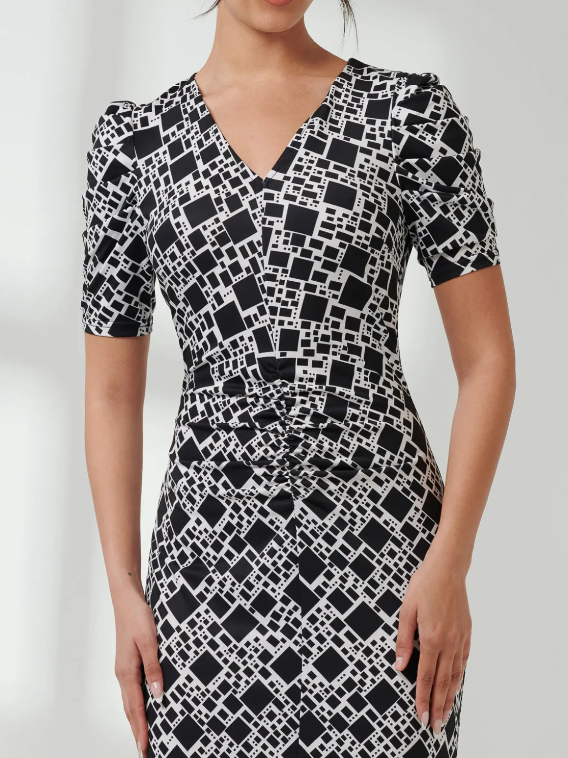 V Neck Bodycon Midi Dress, Black Geo